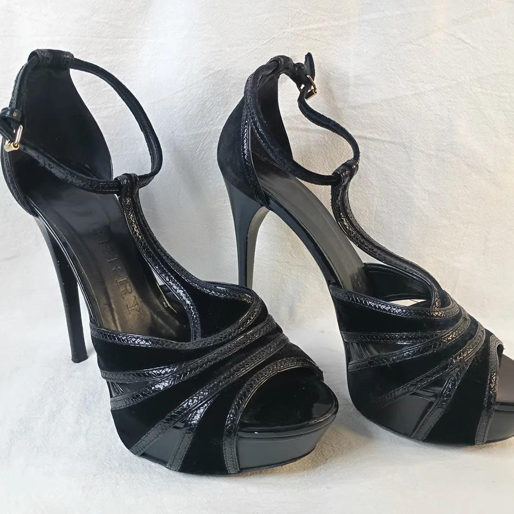 Burberry Elegant Black High Heels - Picture 5 of 13